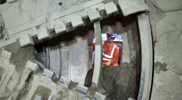 tbm elizabeth breaks through into whitechapel station box jan 20_ 2014_120747