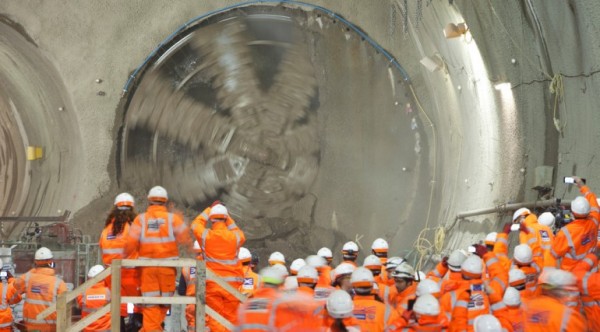 tbm victoria breaks through into stepney green cavern 30 january 2014_121631