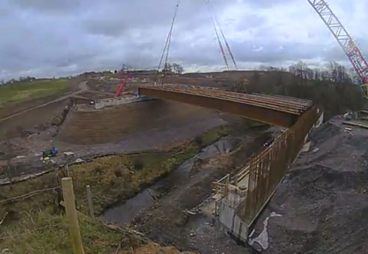 Giant bridge beam lift across M8: Video | Construction Enquirer News